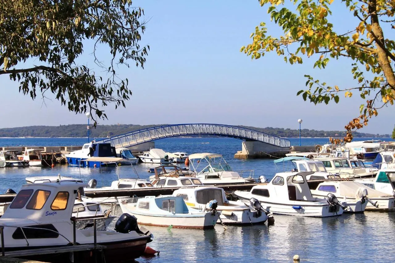 Apartments With A Parking Space Valbandon, Fazana - 11601 Croatia